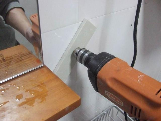 墙砖上打孔方法视频教学(墙砖上打孔方法视频教学图片)