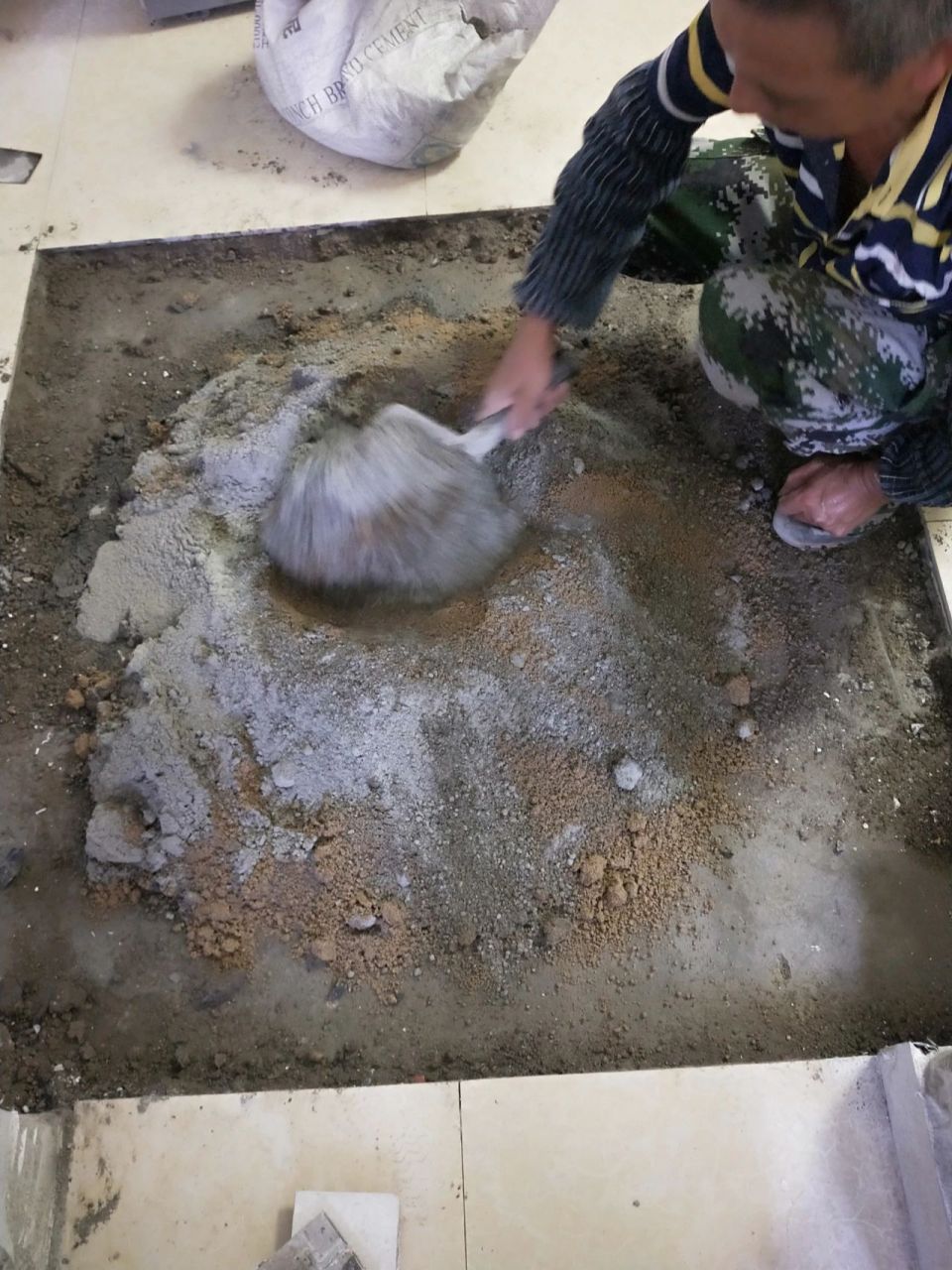 墙面瓷砖翘起(墙面瓷砖翘起来了修复视频)